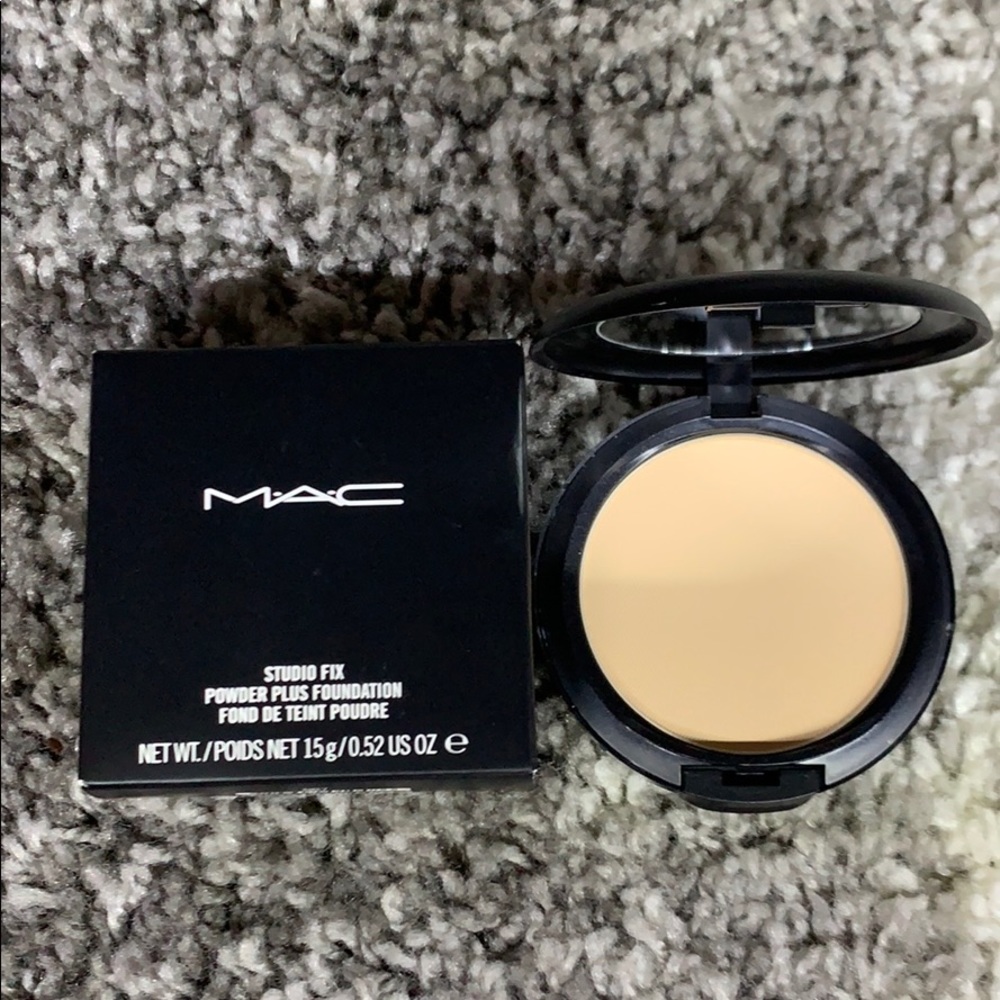 MAC Studio Fix Powder Plus Foundation - NC20